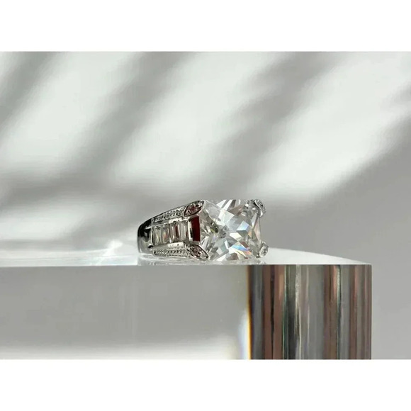 Sterling Silver Emerald & Baguette Cut Cubic Zirconia Vintage Ring - sz 8.25 - Picture 9 of 10